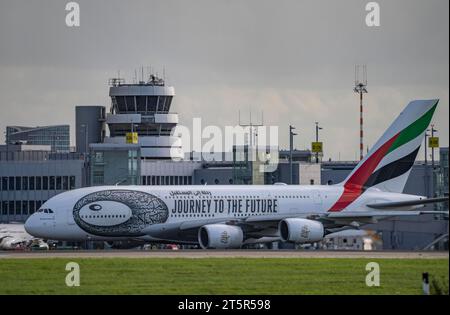 Aeroporto internazionale di Düsseldorf, Emirates, Airbus A380-800, A6-EUT, sulla via di rullaggio per il decollo, Foto Stock