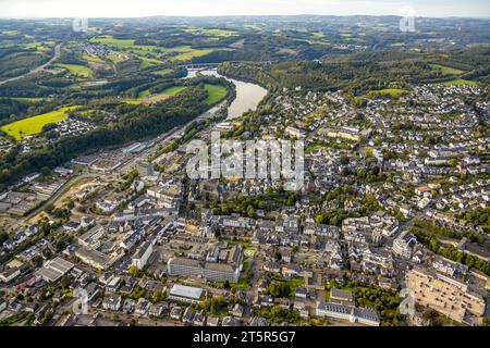 Vista aerea, centro città con municipio, St Chiesa di Martinus, St. Martinus Hospital e fiume Bigge, Olpe City, Olpe, Sauerland, North Rhine-Westphali Foto Stock