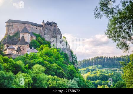 Vista aerea sul castello di Orava situato su un'alta roccia. Popolare destinazione turistica in Slovacchia Foto Stock