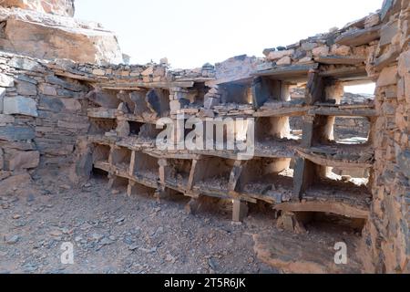 Resti di un sistema di stoccaggio per alveari e miele in uno dei famosi granai di Amtoudi, Agadir N'id Issa, nel Maroc meridionale Foto Stock