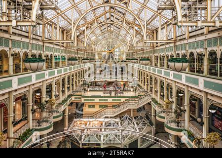 L'architettura interna del St. Centro commerciale Stephen's Green con poche persone. Dublino, Irlanda Foto Stock