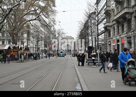 Illuminazione esterna natalizia sulla strada principale di Zurigo, chiamata Bahnhofstrasse. Foto Stock