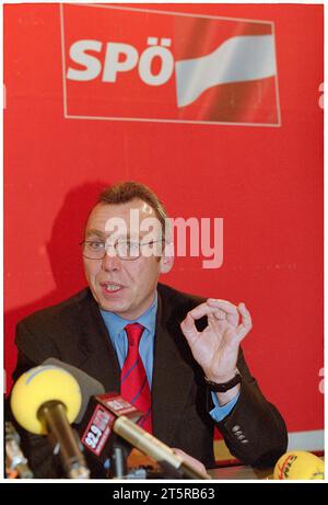 2000: Amtsantritt - noch lange vor diversen Aufsichtsrats-Chefposten Fotos: Leopold NEKULA/VIENNAREPORT e. U. âÖï Antrittspressekonferenz: Alfred GUSENBAUER neuer SPÖ-Partei- und Klubobmann 17. Febbraio 2000, Löwelstraße, SPÖ-Zentrale, Vienna. âžï die SIGNA Unternehmensgruppe - Auf einen Blick . https://www.signa.at/de/unternehmen/ . Alfred Gusenbauer * 8. Febbraio 1960 a St. Pölten, Niederösterreich ist ein Österreichischer Politiker. Er War von Jänner 2007 bis Dezember 2008 Bundeskanzler von Österreich. Von 2000 bis 2008 War er Bundesparteivorsitzender der SPÖ. Seit dem Ende seiner pol Foto Stock