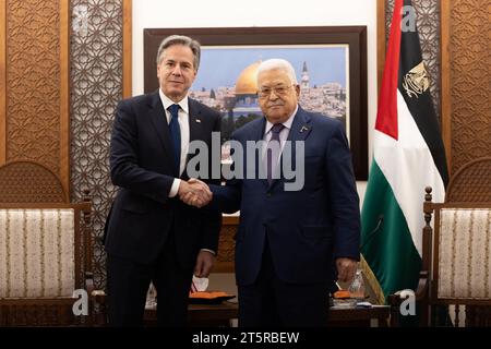 Il Segretario di Stato Antony Blinken incontra il Presidente palestinese Mahmoud Abbas al Muqata di Ramallah, Cisgiordania, 5 novembre 2023. Foto di Chuck Kennedy/U.S. Dipartimento di Stato/credito UPI: UPI/Alamy Live News Foto Stock