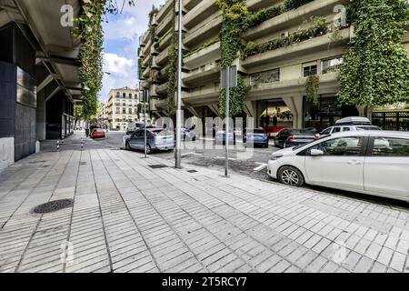 un complesso residenziale urbano con facciate in cemento armato Foto Stock