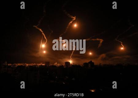 Gaza City, territori palestinesi. 6 novembre 2023. I razzi, sparati dall'esercito israeliano (IDF), illuminano il cielo nella città di Gaza. Secondo l'esercito dell'Israli, le truppe di terra israeliane sono già dispiegate "in profondità nella città di Gaza”. Crediti: Motasem Mortaja/dpa/Alamy Live News Foto Stock