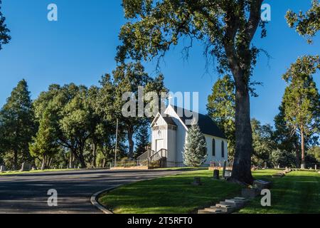 La piccola chiesa sulla collina fu costruita da volontari con materiali donati. Foto Stock