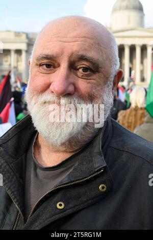 Il comico Alexei Sayle prima di parlare a un raduno pro-palestinese, chiedendo il cessate il fuoco dell'offensiva militare israeliana in corso a Gaza. Foto Stock