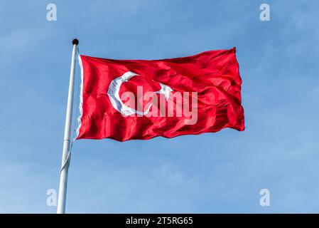 Bandiera della Turchia. Bandiera nazionale costituita da un campo rosso (sfondo) con una stella bianca centrale e mezzaluna. Foto Stock