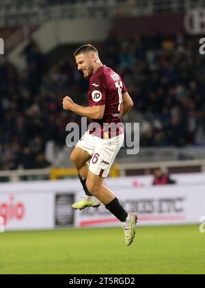 Torino, Italia. 6 novembre 2023. Nikola Vlasic (Torino FC) celebra il gol durante la partita Torino FC vs US Sassuolo, serie A di calcio italiano a Torino, Italia, 06 novembre 2023 crediti: Independent Photo Agency/Alamy Live News Foto Stock