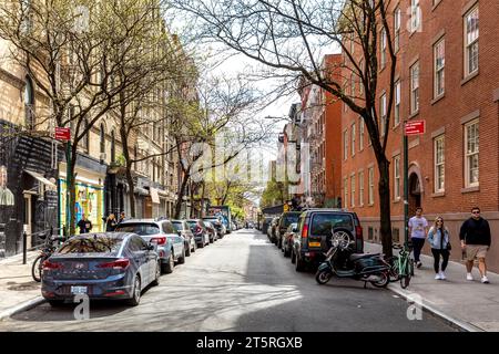 New York, USA - 23 aprile 2023: Fila di colorati edifici in mattoni antichi nell'East Village di New York City Foto Stock