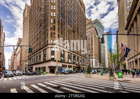 New York, USA - 24 aprile 2023: Scena stradale di Manhattan con auto che ritraggono la vita cittadina in un tipico pomeriggio feriale nel villaggio di greenwich Foto Stock