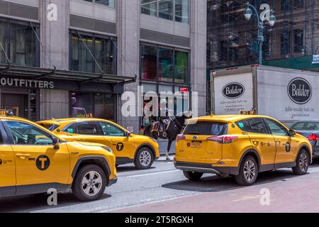 New York, USA - 27 aprile 2022: Gli agenti di polizia cavalcano i loro cavalli nel centro di New York sulla 5th Avenue. La polizia a cavallo di New York pattuglia per le strade affollate Foto Stock