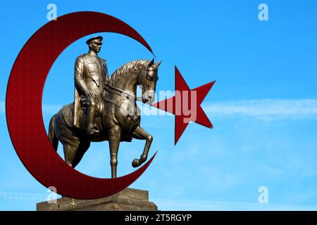 Bandiera turca con monumento a Mustafa Kemal Ataturk. Concetto di festività nazionali turche. 10 novembre giorno di commemorazione Ataturk. Foto Stock