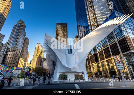 New York, USA - 29 aprile 2022: Esterno del WTC Transportation Hub a New York City. La stazione centrale, l'Oculus, aprì il 4 marzo 2016. Foto Stock