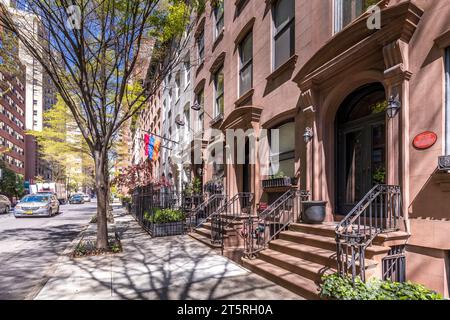 New York, USA - 29 aprile 2023: Fila di colorati edifici in mattoni antichi nell'East Village di New York City Foto Stock