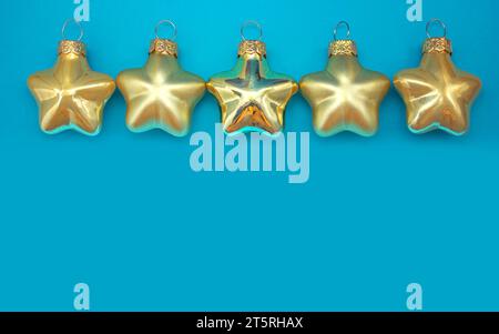 Cinque ornamenti natalizi in oro stellato a cinque punte. Baule dorate su sfondo blu con spazio per la copia. Decorazioni natalizie, atmosfera festosa. Foto Stock