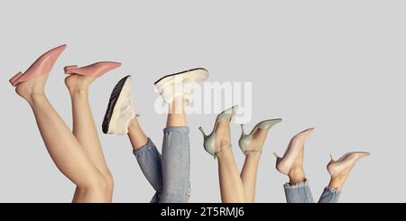 Eleganti gambe da donna che indossano scarpe alla moda, isolate su sfondo azzurro. Collage capovolto. Pubblicità creativa di scarpe. Scarpe estive S Foto Stock