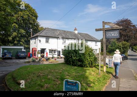 Postbridge frazione nel parco nazionale di Dartmoor, modello rilasciato donna Walks by, Devon,Inghilterra,Regno Unito,2023 Foto Stock