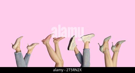 Gambe femminili in scarpe eleganti isolate su sfondo rosa chiaro con spazio per la copia del testo. Promozione stagionale calzature. Banner marketing outlet. Foto Stock