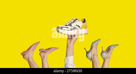 Due paia di scarpe estive alla moda mostrate sulle gambe della donna e una sneaker elegante tenuta da una mano, isolata su uno sfondo giallo brillante. Creativ Foto Stock