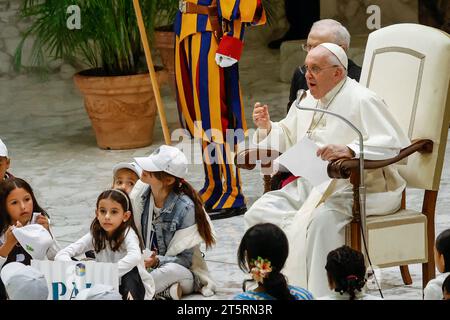 Vaticano. 6 novembre 2023. Papa Francesco partecipa a un incontro internazionale con bambini provenienti da tutto il mondo nella sala Paolo vi in Vaticano, il 6 novembre 2023. Papa Francesco ha incontrato 7.500 bambini provenienti da 84 paesi in un incontro chiamato "impariamo dai ragazzi e dalle ragazze". ESCLUSIVAMENTE PER USO EDITORIALE credito: Riccardo De Luca - Update Images/Alamy Live News Credit: Riccardo De Luca - Update Images/Alamy Live News Foto Stock