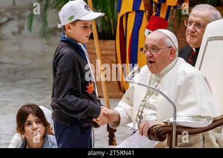 Vaticano. 6 novembre 2023. Papa Francesco partecipa a un incontro internazionale con bambini provenienti da tutto il mondo nella sala Paolo vi in Vaticano, il 6 novembre 2023. Papa Francesco ha incontrato 7.500 bambini provenienti da 84 paesi in un incontro chiamato "impariamo dai ragazzi e dalle ragazze". ESCLUSIVAMENTE PER USO EDITORIALE credito: Riccardo De Luca - Update Images/Alamy Live News Credit: Riccardo De Luca - Update Images/Alamy Live News Foto Stock