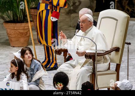 Vaticano. 6 novembre 2023. Papa Francesco partecipa a un incontro internazionale con bambini provenienti da tutto il mondo nella sala Paolo vi in Vaticano, il 6 novembre 2023. Papa Francesco ha incontrato 7.500 bambini provenienti da 84 paesi in un incontro chiamato "impariamo dai ragazzi e dalle ragazze". ESCLUSIVAMENTE PER USO EDITORIALE credito: Riccardo De Luca - Update Images/Alamy Live News Credit: Riccardo De Luca - Update Images/Alamy Live News Foto Stock