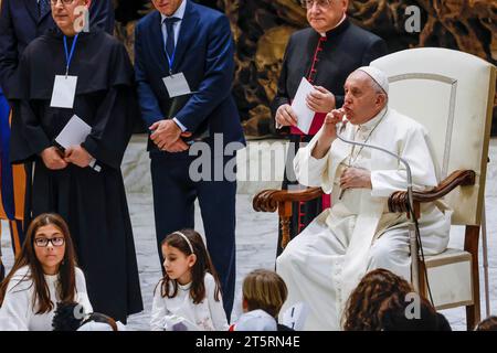 Vaticano. 6 novembre 2023. Papa Francesco partecipa a un incontro internazionale con bambini provenienti da tutto il mondo nella sala Paolo vi in Vaticano, il 6 novembre 2023. Papa Francesco ha incontrato 7.500 bambini provenienti da 84 paesi in un incontro chiamato "impariamo dai ragazzi e dalle ragazze". ESCLUSIVAMENTE PER USO EDITORIALE credito: Riccardo De Luca - Update Images/Alamy Live News Credit: Riccardo De Luca - Update Images/Alamy Live News Foto Stock