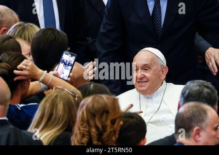 Vaticano. 6 novembre 2023. Papa Francesco partecipa a un incontro internazionale con bambini provenienti da tutto il mondo nella sala Paolo vi in Vaticano, il 6 novembre 2023. Papa Francesco ha incontrato 7.500 bambini provenienti da 84 paesi in un incontro chiamato "impariamo dai ragazzi e dalle ragazze". ESCLUSIVAMENTE PER USO EDITORIALE credito: Riccardo De Luca - Update Images/Alamy Live News Credit: Riccardo De Luca - Update Images/Alamy Live News Foto Stock