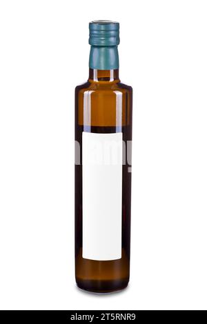 Bottiglia di olio d'oliva o aceto in vetro marrone con etichetta bianca isolata su bianco. Modello di progettazione del prodotto. Etichetta vuota per la progettazione. Vendita di oliv extra vergine Foto Stock