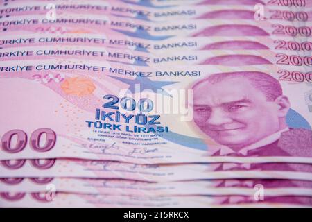 200 lire turche allineate in vista completa al centro dello schermo Foto Stock