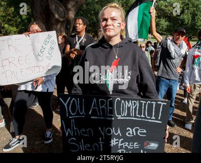 Dallas, Texas, USA. 5 novembre 2023. Una donna detiene un segno di condanna dell'inazione sul continuo bombardamento quotidiano di Gaza da parte di Israele durante una protesta all'Arlington Park di Dallas in Texas. Più di un migliaio di persone hanno marciato in solidarietà con il popolo palestinese che vive a Gaza nel loro assedio lungo quasi un mese. Diecimila civili sono stati uccisi per lo più donne e bambini. (Immagine di credito: © Jaime Carrero/ZUMA Press Wire) SOLO USO EDITORIALE! Non per USO commerciale! Foto Stock