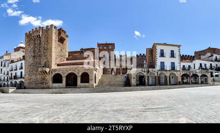 La Torre Bujaco nel centro della piazza principale di Caceres in Estremadura Foto Stock