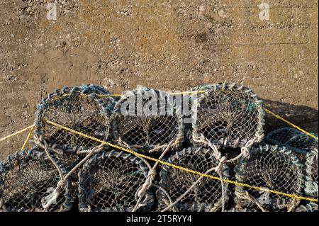 5 novembre 2023. Findochty, Moray, Scozia. Questo è un crepaccio da pesca sul molo di Harbour a Findochty. Sono usati per catturare granchi e aragoste. Foto Stock