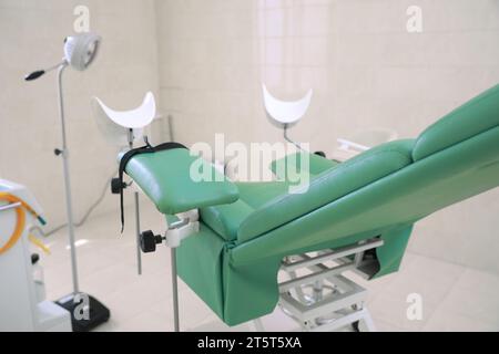 Sala esame con sedia ginecologica in clinica Foto Stock