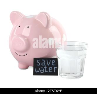 Concetto di scarsità d'acqua. Scheda con frase Save Water, salvadanaio e bicchiere di bevanda isolato su bianco Foto Stock