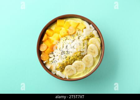 Gustoso frullato con frutta fresca su sfondo turchese, vista dall'alto Foto Stock