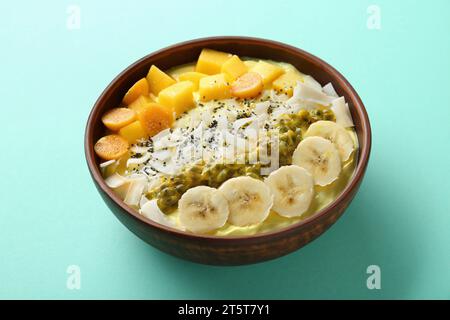 Gustosi frullati con frutta fresca su tavola turchese Foto Stock