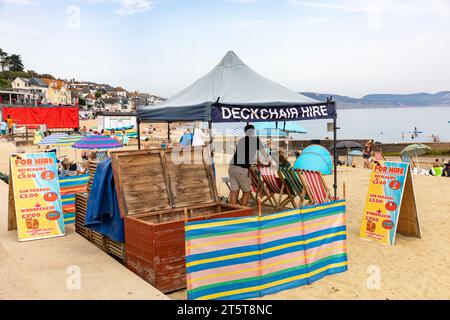 Lyme Regis Beach in Dorset, noleggio sdraio su questa spiaggia della costa meridionale, Inghilterra, Regno Unito, 2023 Foto Stock