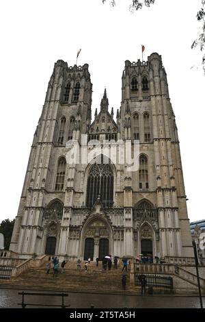 Facciata esterna della Cattedrale di St Michael e St. Gudula (Cathédrale des Saints Michel et Gudule) – Bruxelles Belgio – 23 ottobre 2023 Foto Stock