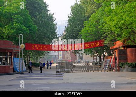 Shijiazhuang - aprile 30: 24 porte della scuola media il 30 aprile 2015, città di shijiazhuang, provincia di hebei, Cina Foto Stock