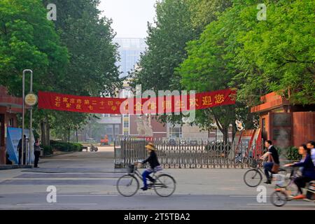 Shijiazhuang - aprile 30: 24 porte della scuola media il 30 aprile 2015, città di shijiazhuang, provincia di hebei, Cina Foto Stock