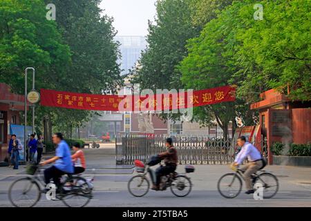 Shijiazhuang - aprile 30: 24 porte della scuola media il 30 aprile 2015, città di shijiazhuang, provincia di hebei, Cina Foto Stock