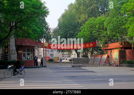 Shijiazhuang - aprile 30: 24 porte della scuola media il 30 aprile 2015, città di shijiazhuang, provincia di hebei, Cina Foto Stock