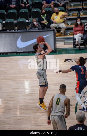 Giocatore di pallacanestro universitario che tira un tiro fatto Foto Stock