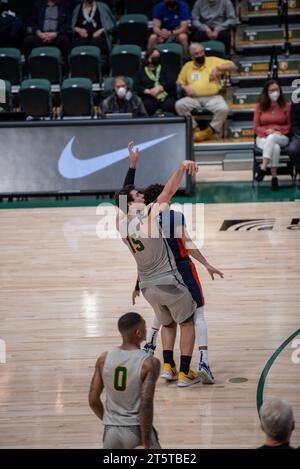 Giocatore di pallacanestro universitario che tira un tiro fatto Foto Stock