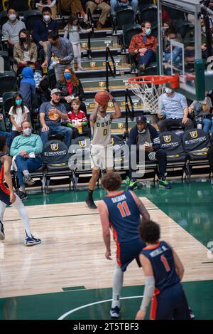 Giocatore di pallacanestro universitario che tira un tiro fatto Foto Stock