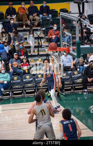 Giocatore di pallacanestro universitario che tira un tiro fatto Foto Stock