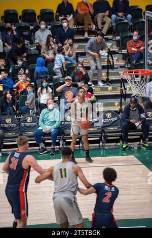 Giocatore di pallacanestro universitario che tira un tiro fatto Foto Stock